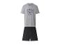 Herren-Pyjama mit grauem 'American Superior' T-Shirt und schwarzen Shorts.