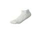 Weißer, niedriger Sportsocken mit strukturiertem Strickmuster.
