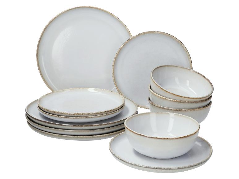 Keramikgeschirr mit Tellern und Schalen, auf weißem Hintergrund