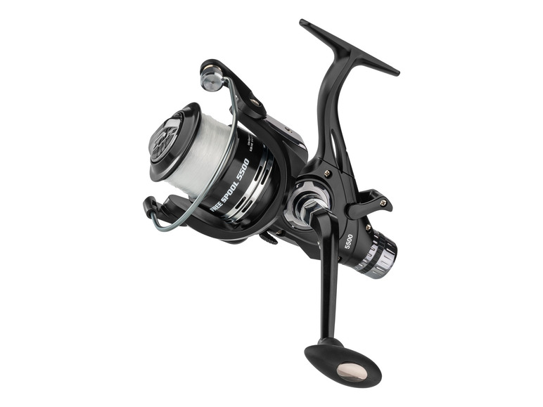 Eine schwarze Free Spool 5500 Angelrolle mit Schnur