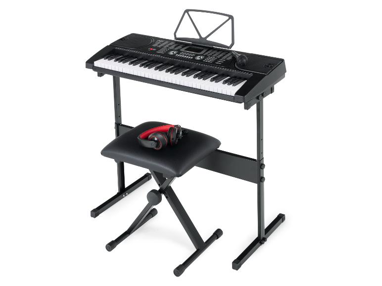 Digitales Klavierset mit Tastatur, Ständer, Hocker und Kopfhörern.