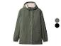 Olivgrüne Jacke mit Kapuze mit Kunstfellfutter und Vordertaschen.