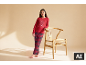 Mädchen in rotem Pyjama mit karierter Hose und „Let's have breakfast“-Aufschrift.