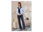 Frau in ESMARA Wide-Leg-Jeans, gestreiftem Hemd und braunen Schuhen.