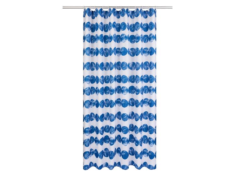 Ein weißer Duschvorhang mit blauen, runden Mustern.