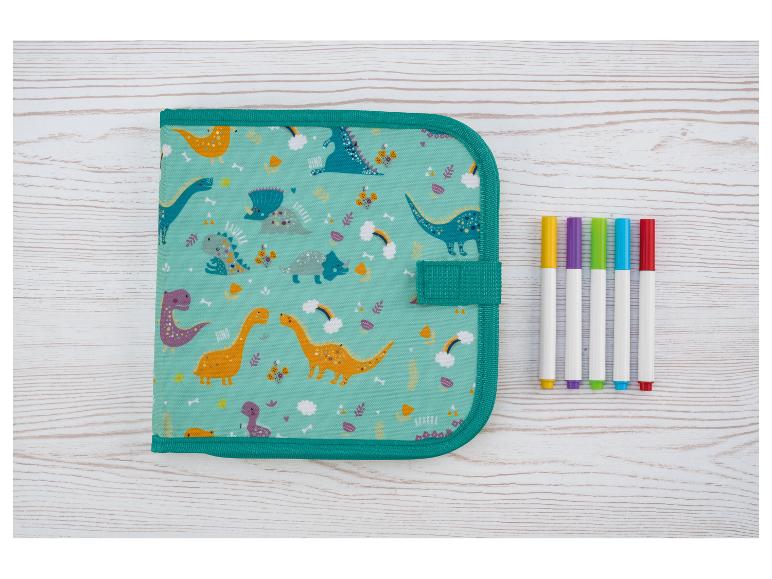 Dinosaurier-Malbuch mit bunten Markern.