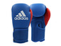Ein Paar blaue Adidas Boxhandschuhe.