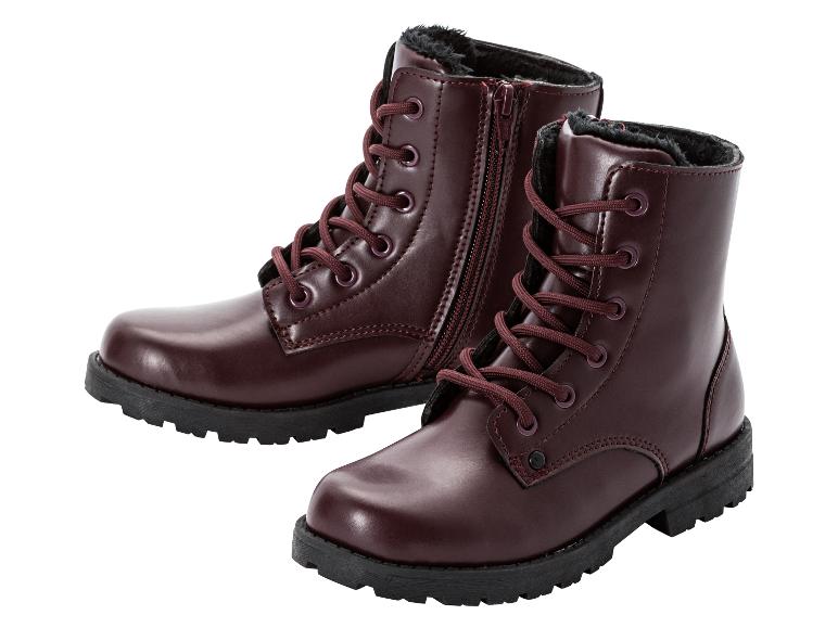 Zwei Paar braune Stiefel mit Schnürsenkeln und Reißverschluss.