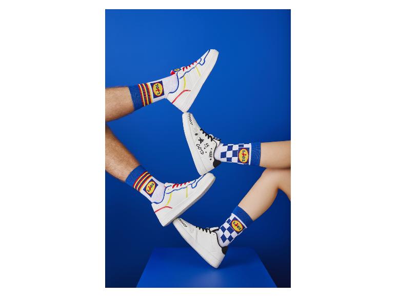 Weiße Sneaker und bunte Lidl Socken.