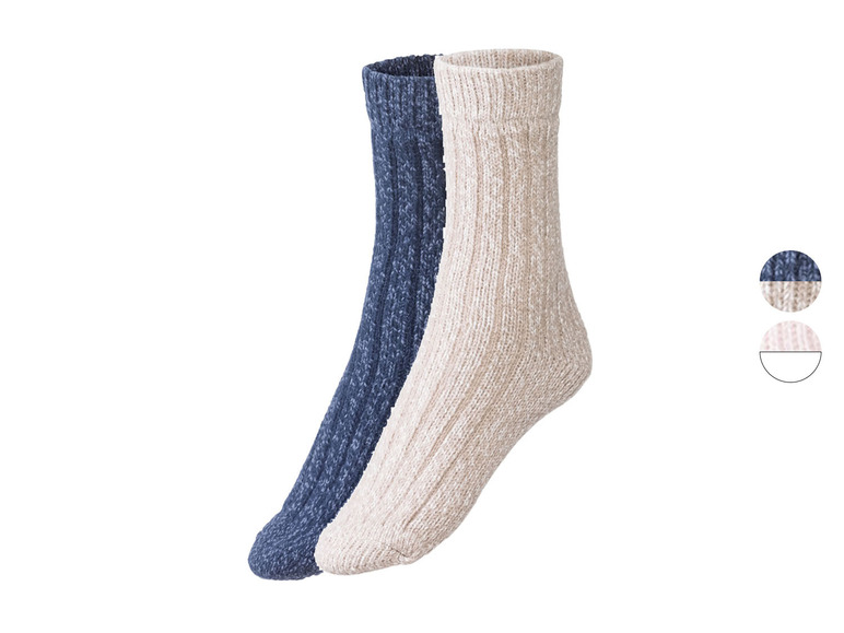 Zwei Paar gestrickte Socken, eine dunkelblau und eine weiß.