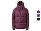 Lila Steppjacke mit Kapuze, daneben Farbauswahl: Lila, Blau und Schwarz.