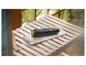 Philips All-in-One Trimmer auf Marmortablett, mit Holzbürste daneben.