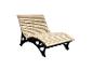 Holzliege mit schwarzem Metallrahmen