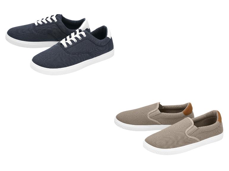 Zwei Paar Herrenschuhe: dunkelblaue Schnürschuhe und beige Slipper.