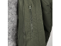 Nahaufnahme einer Reißverschlusstasche an einer grünen Jacke neben einem grauen Pullover.
