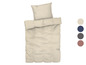 Beige Bettbezug mit passenden Kissenbezügen.