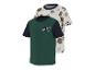 Kinder-T-Shirts: ein grünes mit der Nummer 98 und ein weißes mit Fußball- und Bärenmuster.
