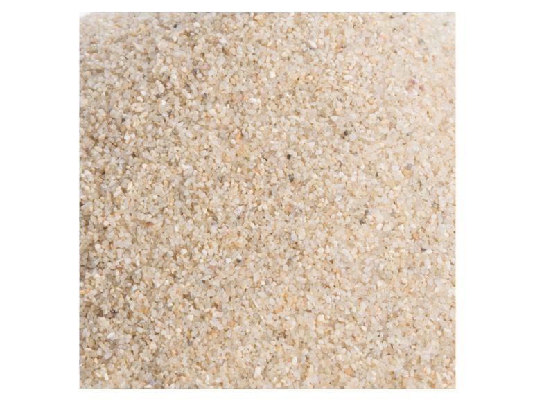 Feiner hellbeiger Sand, ideal für Sandkästen oder Gartenprojekte.