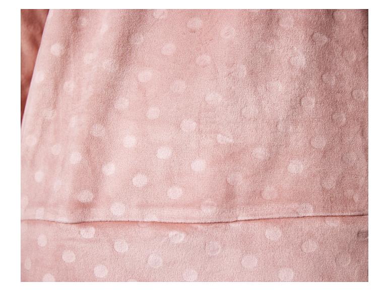 Nahaufnahme eines weichen rosa Stoffes mit dezentem Tupfenmuster.