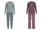 Zwei Damenpyjamas: einer in Seegrün mit Korallenmuster und einer in Pflaume mit „Let's Stay in BED“-Schriftzug und Blumenmuster.