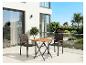 Outdoor-Bistro-Set mit einem klappbaren Holztisch und zwei Korbstühlen auf einer modernen Terrasse.