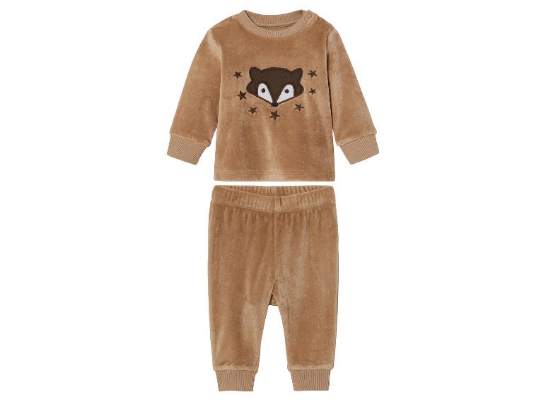 Ein beiger Baby-Pyjama mit Fuchs- und Sternenmotiv.