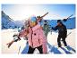 Eine Gruppe von Skifahrern auf einer sonnigen Piste mit der CRIVIT Premium Photochromic Ski- und Snowboardbrille.