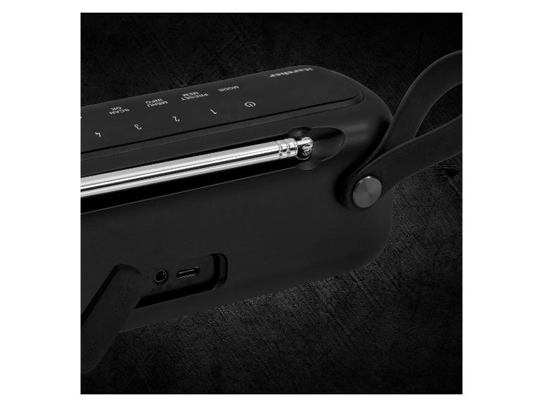 Schwarzes Karcher-Tragradio mit Antenne, Tasten und Anschlüssen.