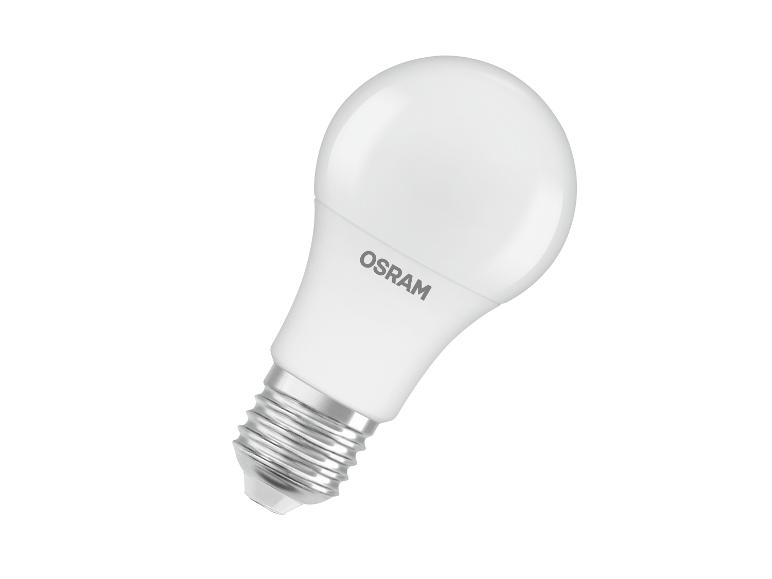 Weiße LED-Glühbirne mit Schraubsockel, schräg auf weißem Hintergrund.