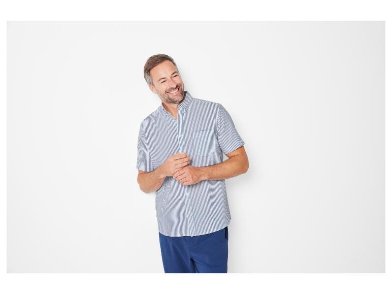 Hemd mit Streifen und blaue Hose für Herren.