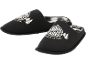 Schwarze Hausschuhe mit „The Mountains Stay Wild at Heart“-Aufdruck und Bäumen.