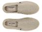 Zwei beige Herren-Slipper mit der Aufschrift „esmara MEN“ auf der Innensohle.
