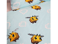 Blaue Bettwäsche mit einem Muster aus Pixel-Bienen und Herzen.