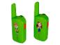 Zwei grüne Spielzeug-Walkie-Talkies mit Jungen- und Mädchenillustrationen.