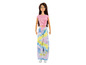Eine Barbie-Puppe mit einem rosa Top und einer Tie-Dye-Hose.