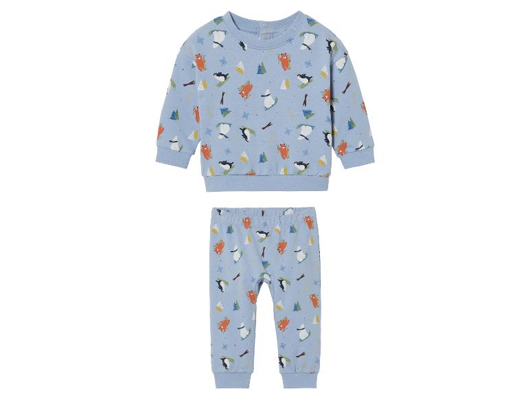Ein blaues Sweatshirt und eine Hose mit Wintermotiv für Babys.