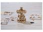 Zusammengesetztes Holzkarussell und Puzzleteile auf einem Holztisch.