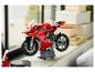 Rotes LEGO Technic Ducati Panigale V4 R Motorradmodell an einem Fenster ausgestellt.