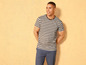 Mann in einem gestreiften T-Shirt und Hose