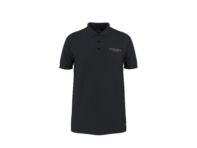 Schwarzes Poloshirt mit kleinem Logo auf der Brust und Knopfleiste.