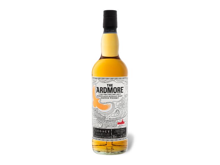 Bernsteinfarbene Flasche schottischen Single Malt Whiskys mit Adler- und Kartenetikett.