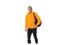 Sportbekleidung: orange Jacke und schwarze Leggings.