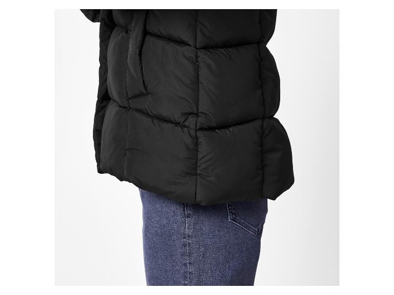 Schwarze Steppjacke und blaue Jeans.