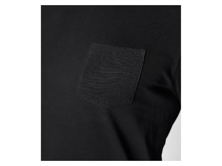 Detail eines schwarzen T-Shirts mit kurzem Arm und Tasche.