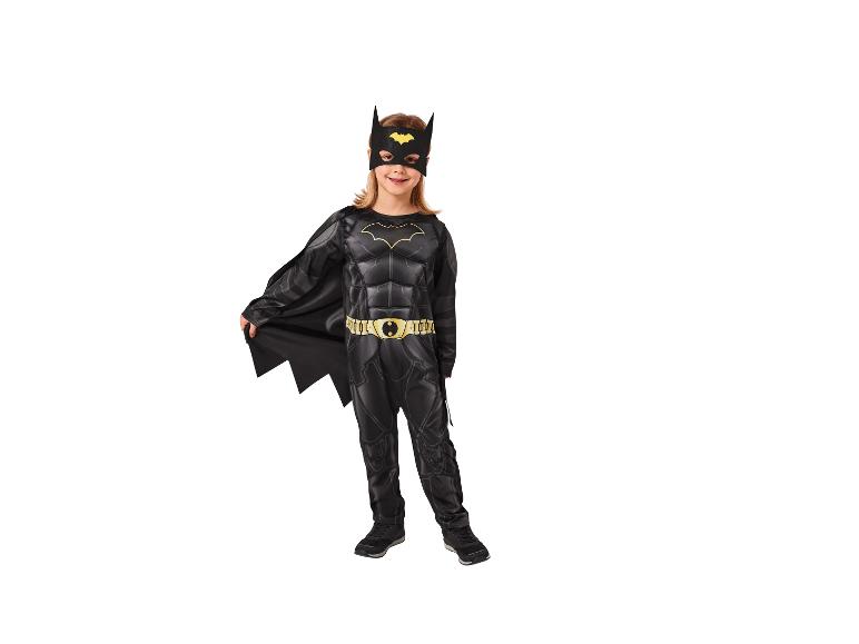 Kind im Batman-Kostüm, schwarzer Overall mit gelbem Fledermaus-Logo und Gürtel.