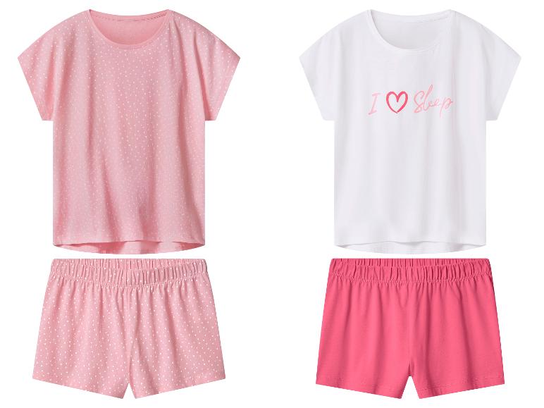 Zwei Pyjama-Sets: ein rosa gepunktetes und ein weiß-rosa mit „I love Sleep“.