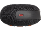 Schwarzer tragbarer Bluetooth-Lautsprecher mit rotem USB-C Ladeanschluss.