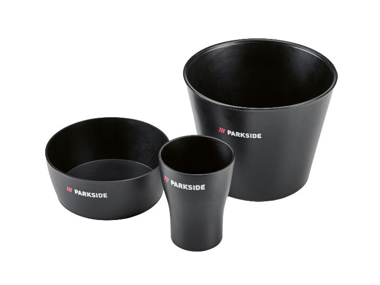 Drei schwarze Behälter in verschiedenen Größen: eine Schale, ein Becher und ein Eimer.