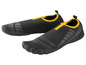 Zwei Paar schwarze Wasserschuhe mit gelben Akzenten.