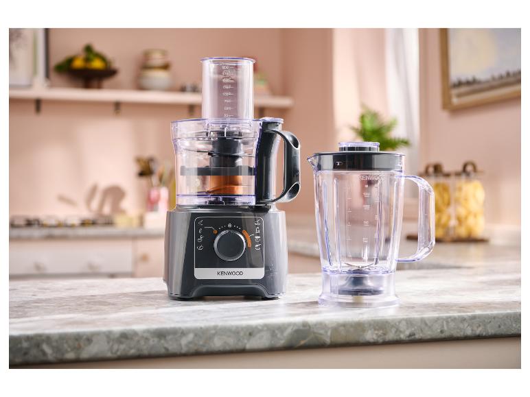 Kenwood Küchenmaschine und Mixer auf einer Marmorarbeitsplatte in der Küche.